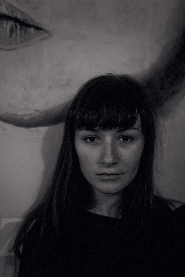 porträt einer frau fotografiert in schwarz/weiß vor einem filmplakat mit lippen
