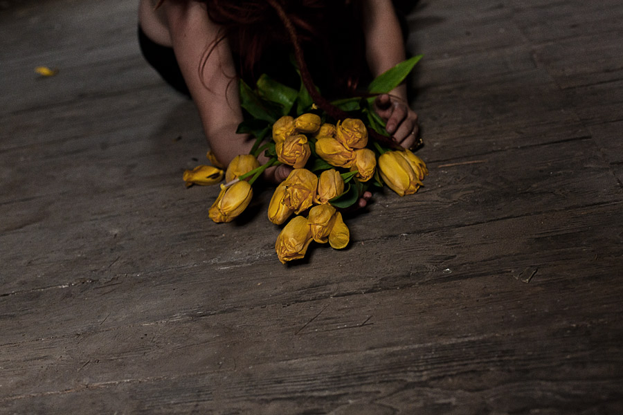Frau rothaarig akt gelb tulpen