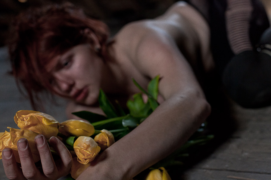 Frau rothaarig akt gelb tulpen