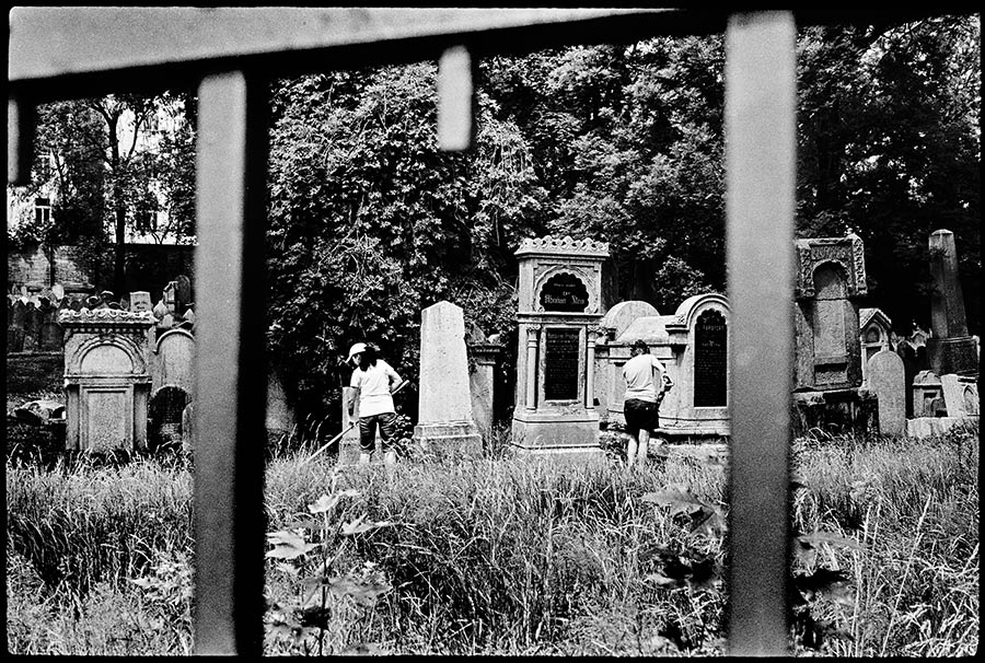 prag17_antjekroeger_analogefotografie_juedischerfriedhof