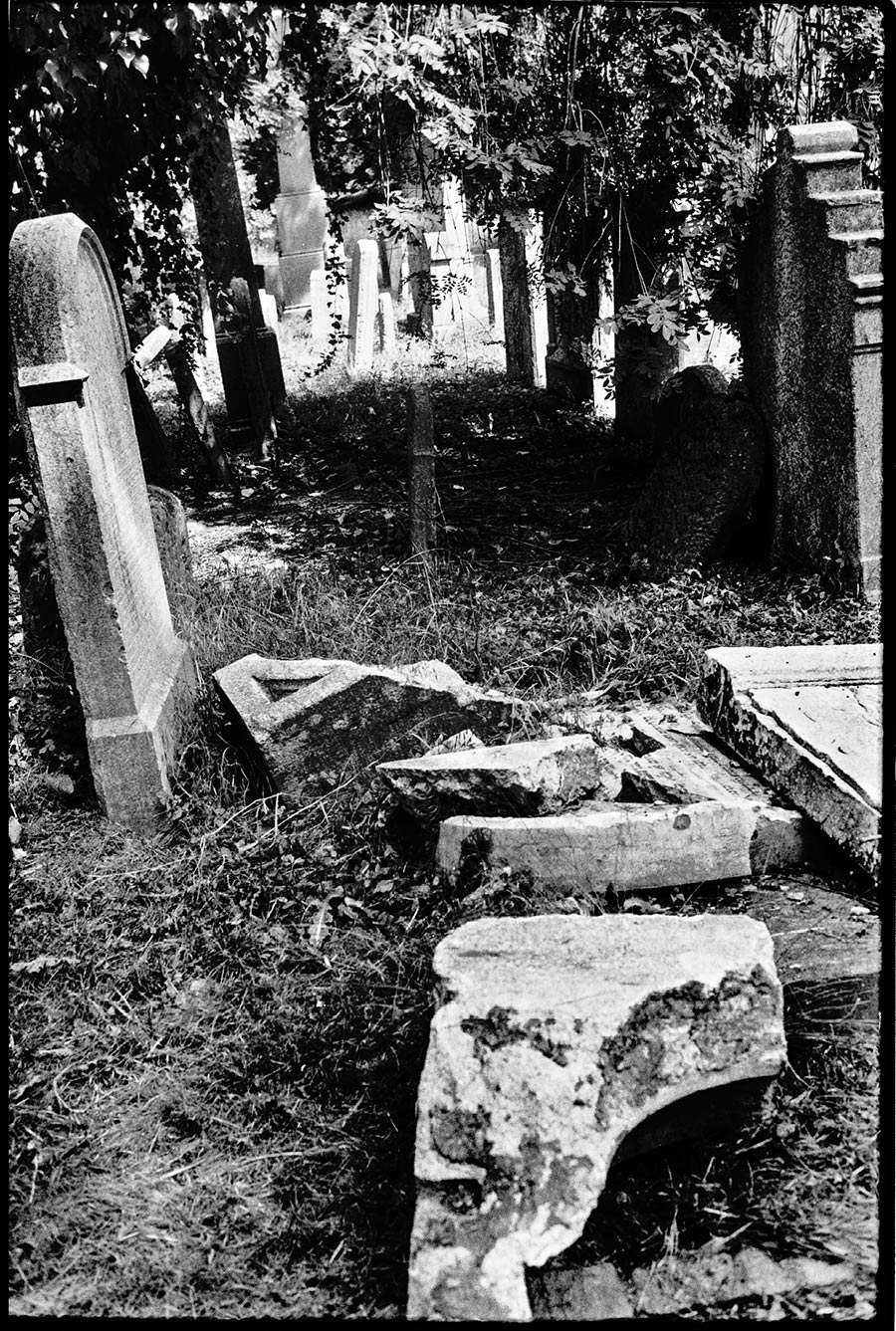 prag20_antjekroeger_analogefotografie_juedischerfriedhof