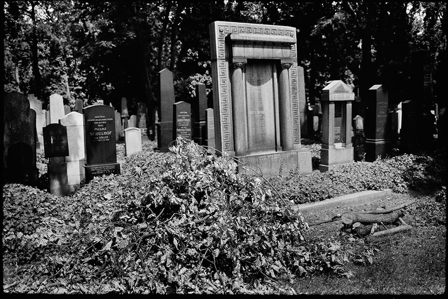 prag30_antjekroeger_analogefotografie_juedischerfriedhof