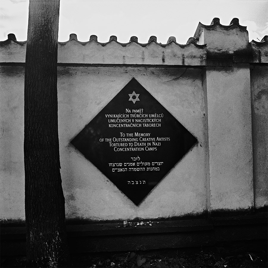 prag42_antjekroeger_analogefotografie-juedischerfriedhof