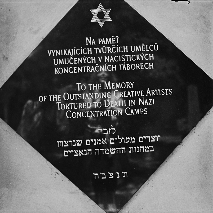 prag43_antjekroeger_analogefotografie-juedischerfriedhof
