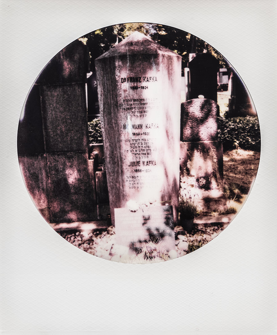 prag_polaroid13_fotokunst_antjekroeger_juedischerfriedhof_kafka