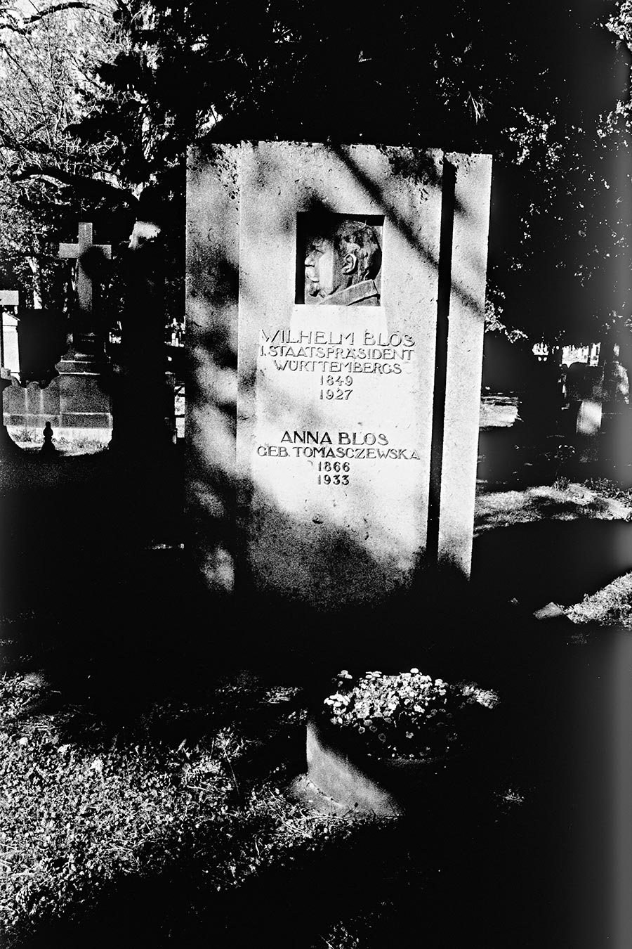 Pragfriedhof-Stuttgart-analog