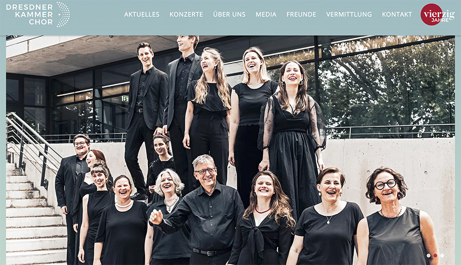 Inszeniertes Chorfoto – Gruppenporträt mit künstlerischer Komposition