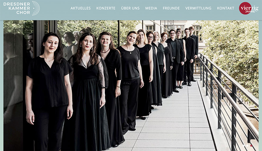 Inszeniertes Chorfoto – Gruppenporträt mit künstlerischer Komposition