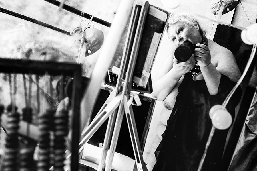 selbstporträt-fotokunst-dickefrau-spiegel
