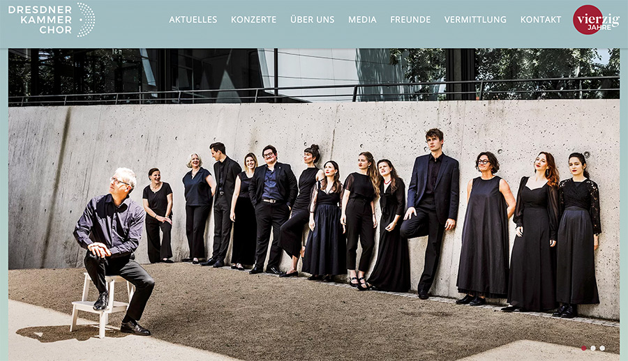 Inszeniertes Chorfoto – Gruppenporträt mit künstlerischer Komposition