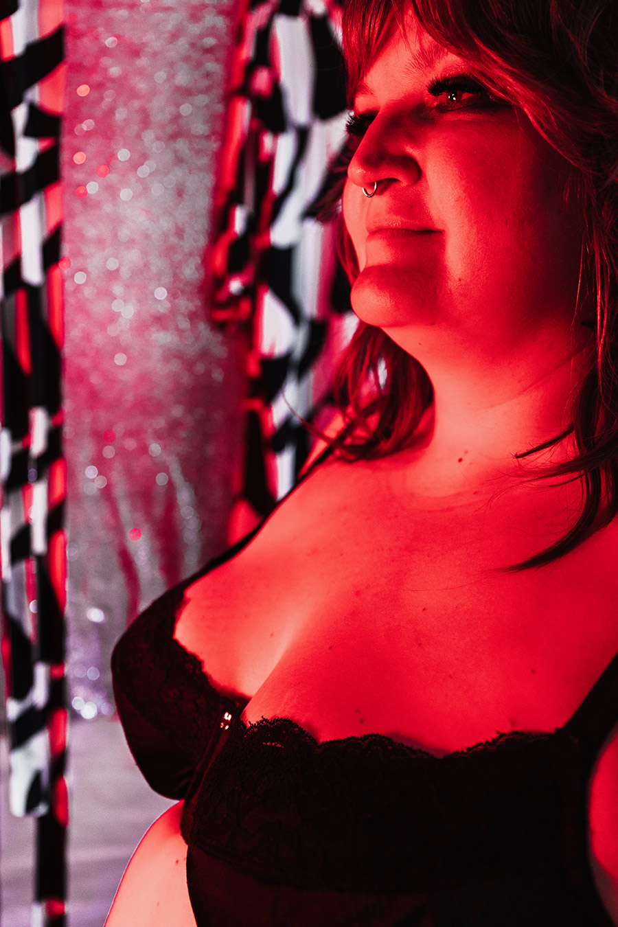 Blutmond, eine dicke schöne Frau in rotes Licht getaucht fotografiert in Leipzig