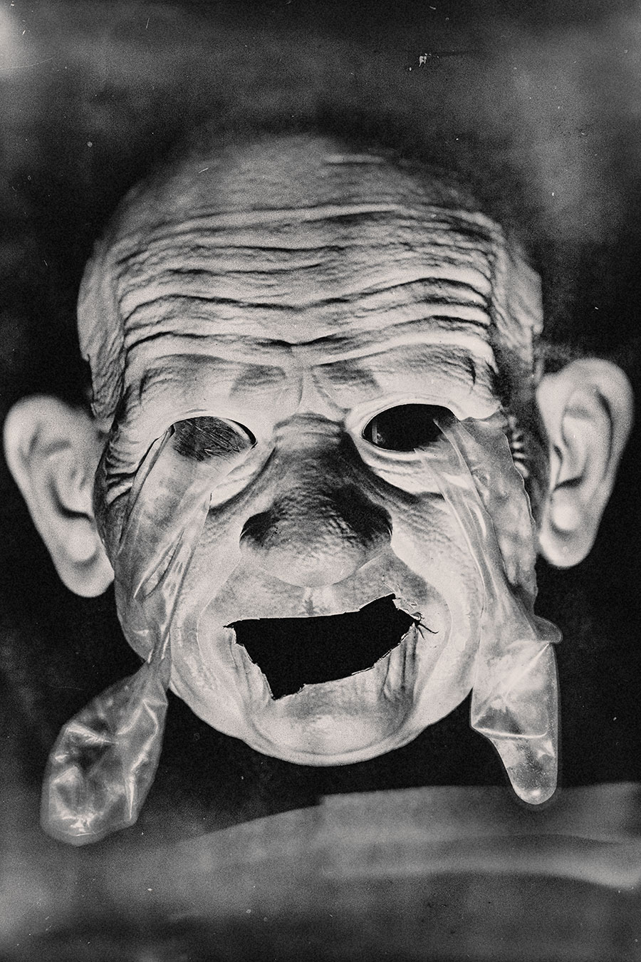 maske-inschwarzweiss-kondome-fotokunst-absurd-skurril