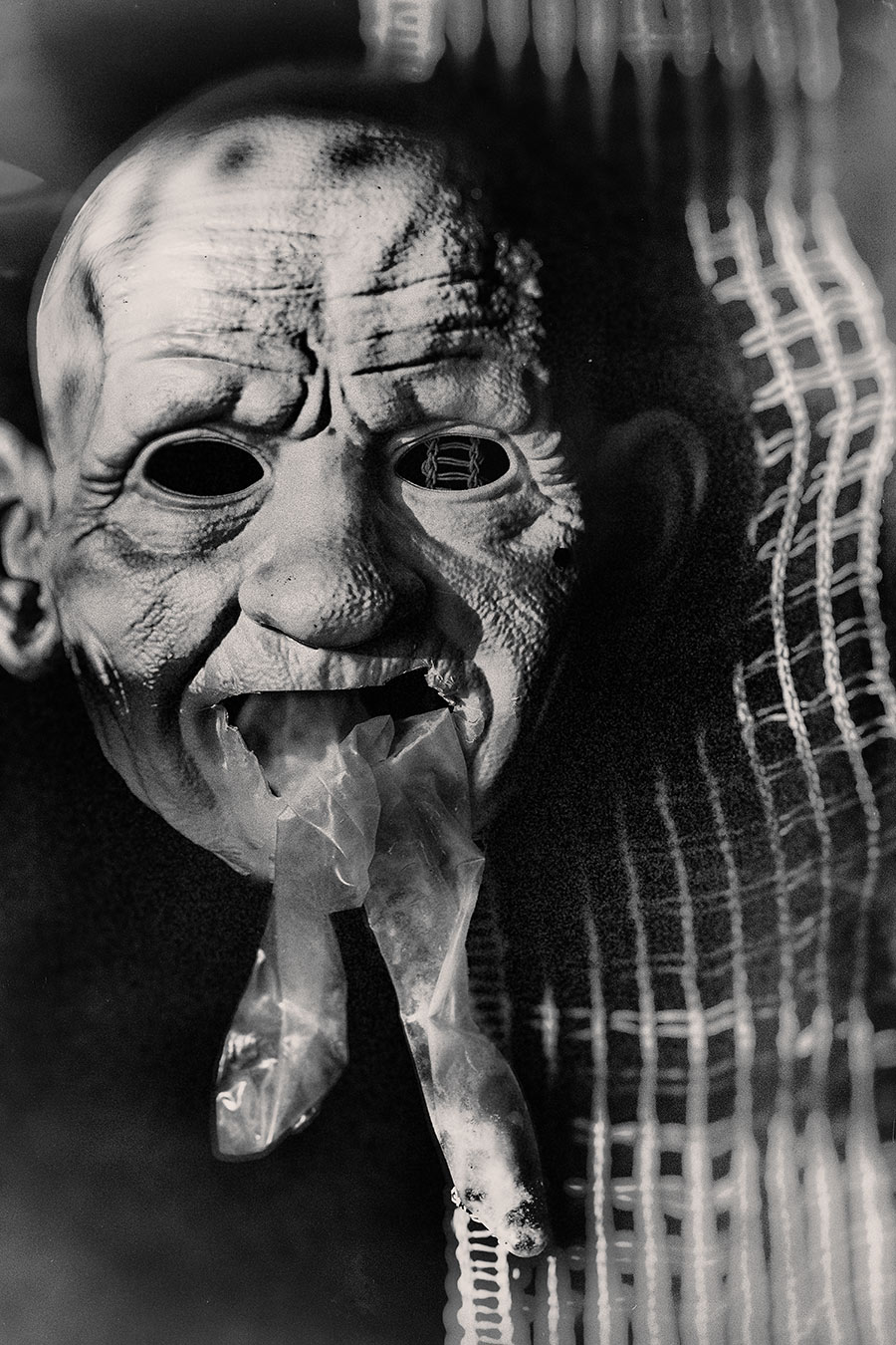maske-inschwarzweiss-kondome-fotokunst-absurd-skurril