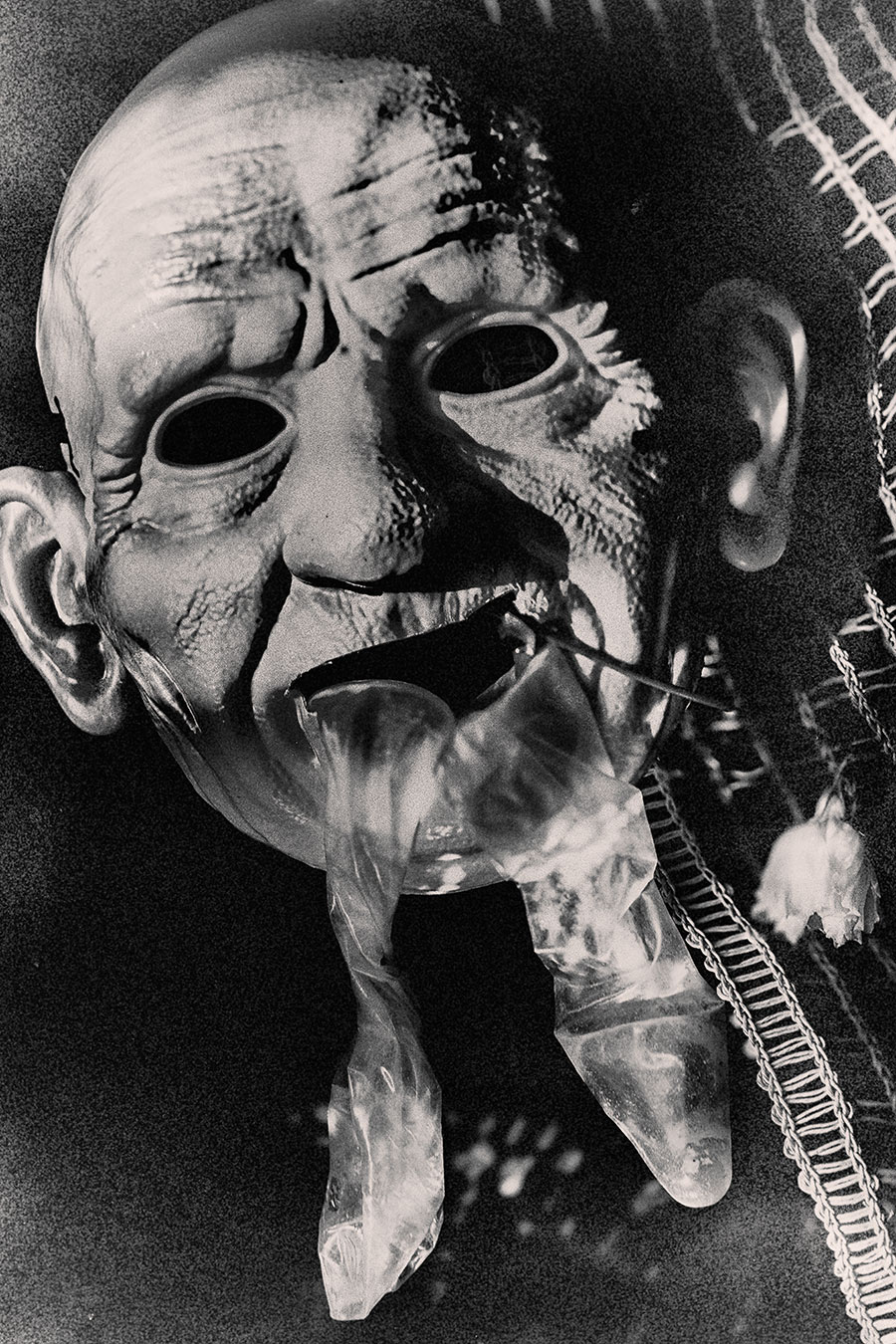 maske-inschwarzweiss-kondome-fotokunst-absurd-skurril