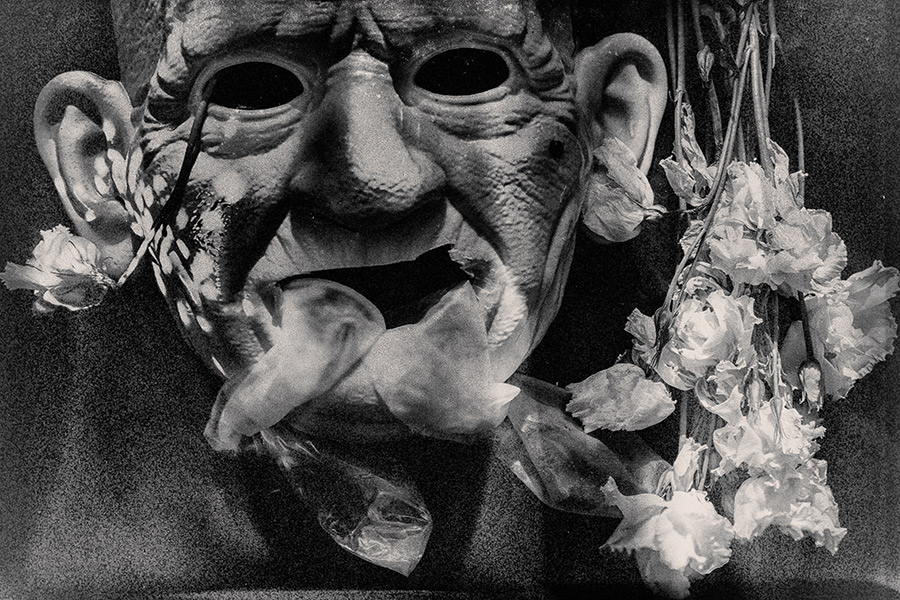maske-inschwarzweiss-kondome-fotokunst-absurd-skurril