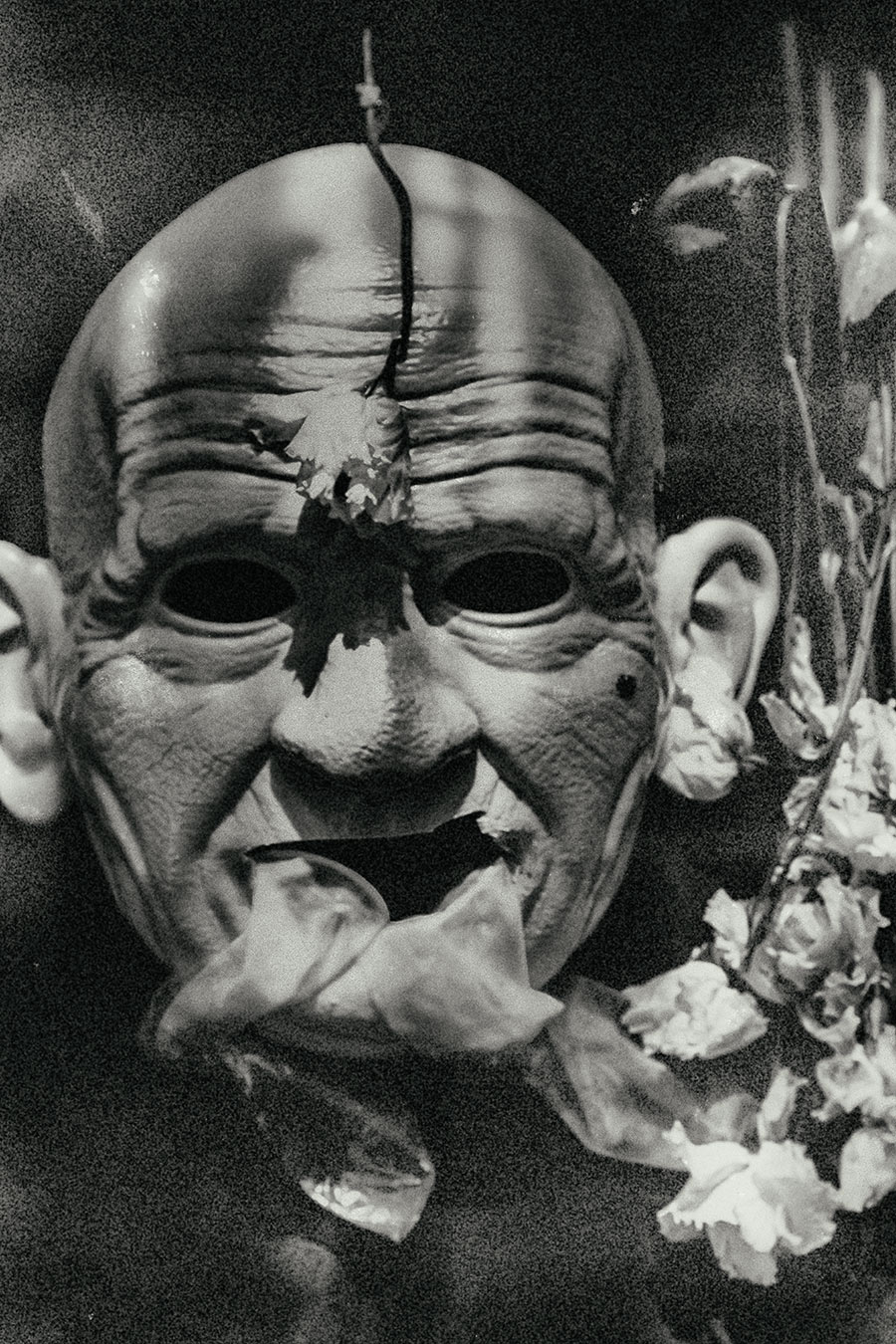 maske-inschwarzweiss-kondome-fotokunst-absurd-skurril
