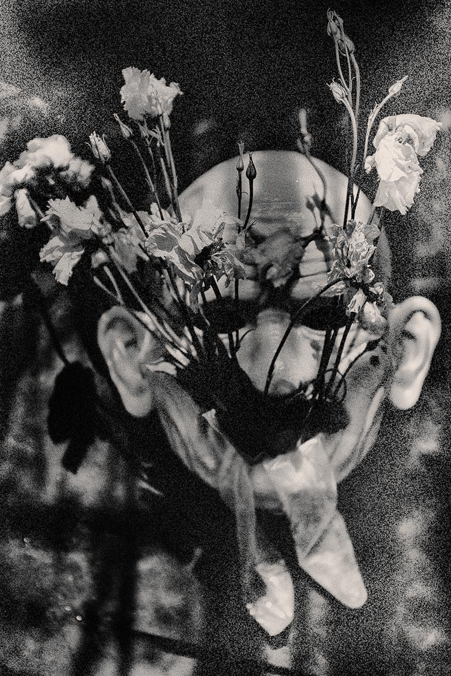 maske-inschwarzweiss-kondome-fotokunst-absurd-skurril