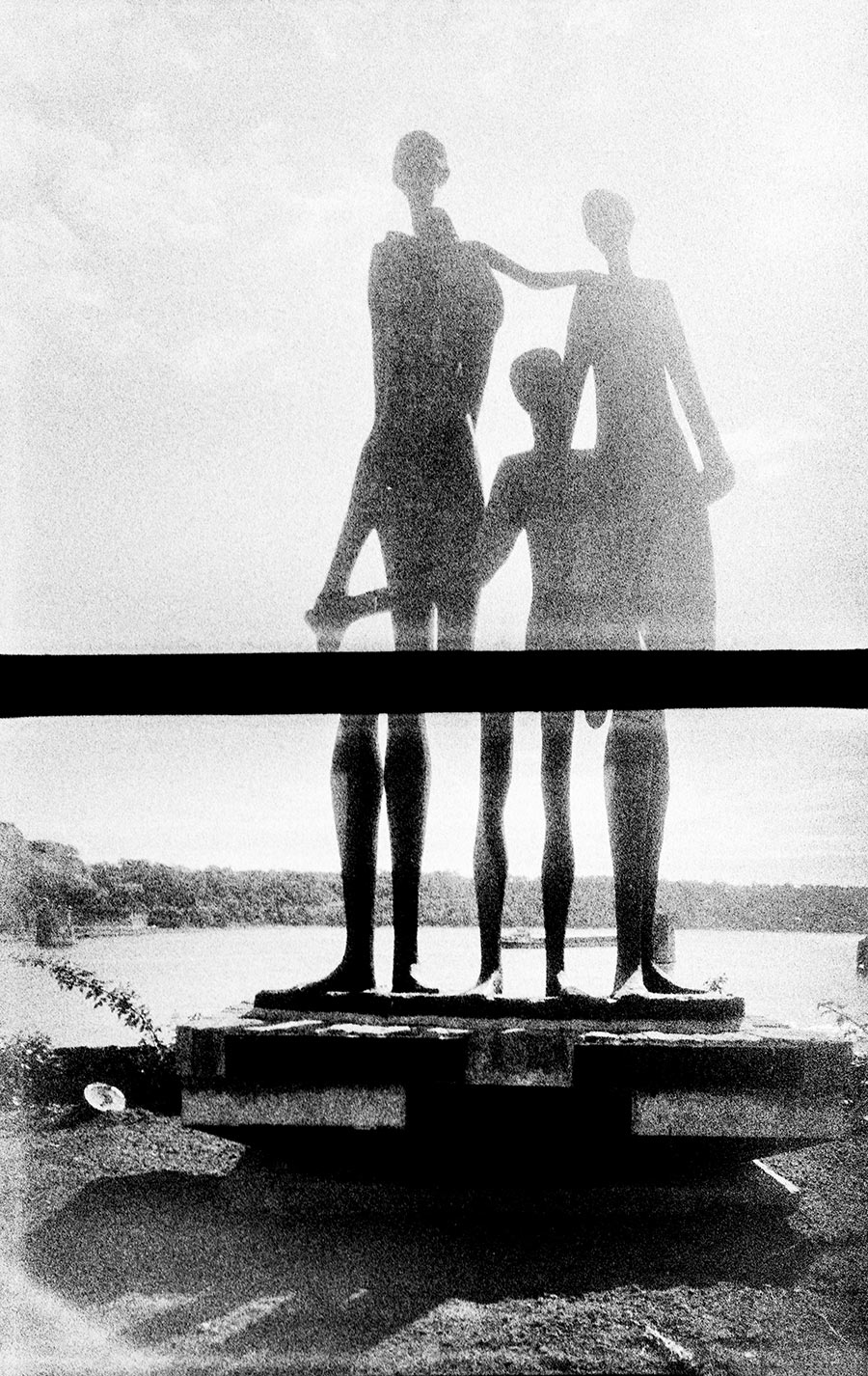 Monument-to-the-Victims-of-the-Raid-novisad-serbien-balkan-agat18k-analogefotografie