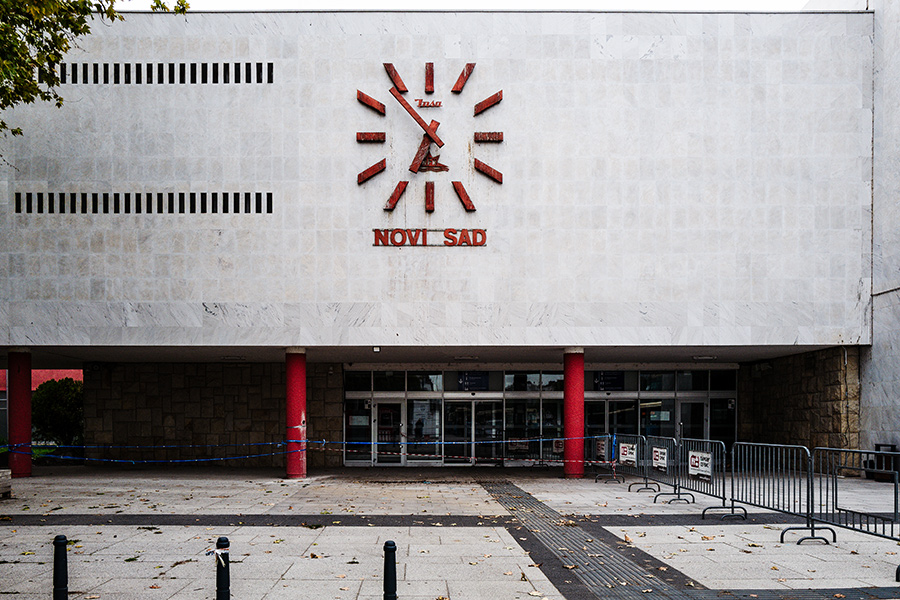 bahnhofsuhr-novisad-serbien-balkan-reisefotografie-antjekroeger