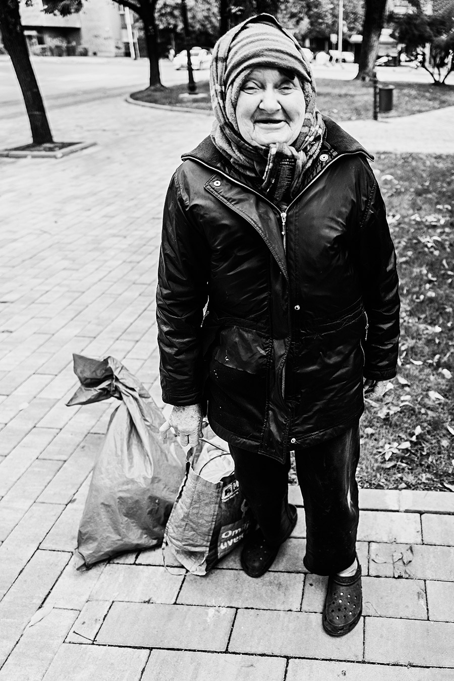 parkfrau-nis-serbien-balkan-reisefotografie-antjekroeger