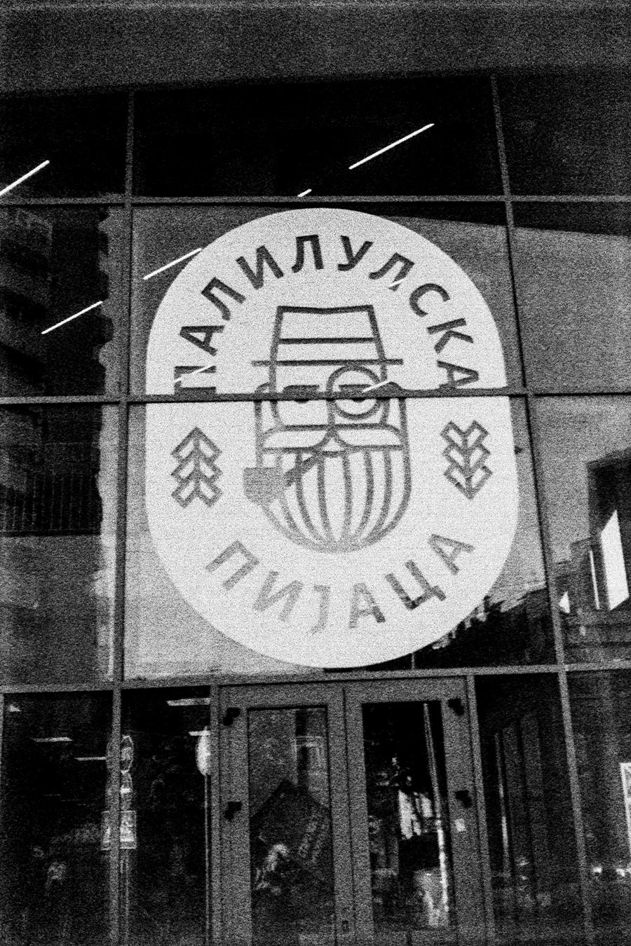 piazza-belgrad-serbien-balkan-agat18k-analogefotografie