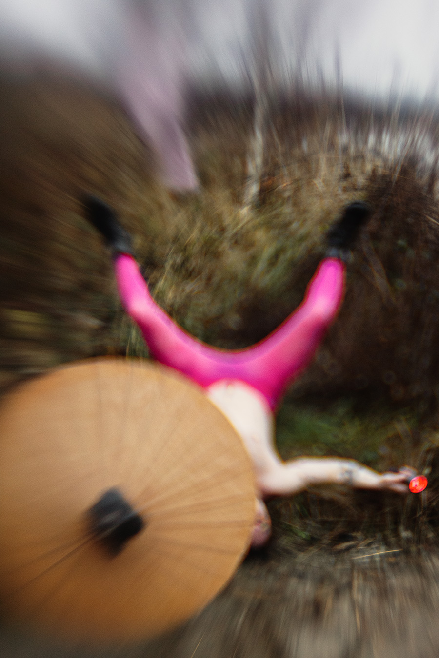 angst-rosakleid-mann-fotokunst