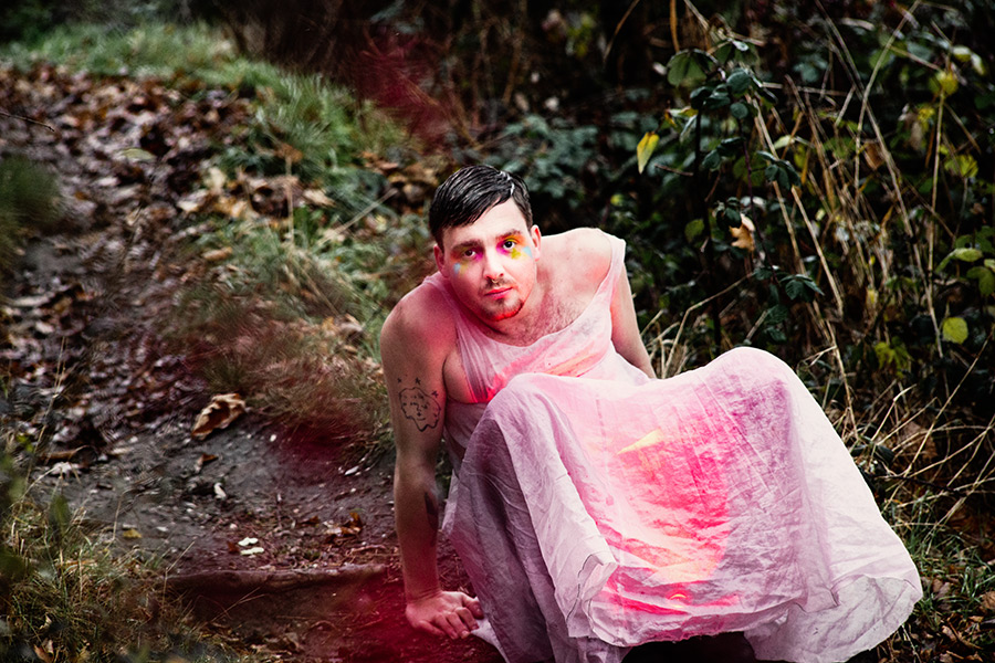 angst-rosakleid-mann-fotokunst