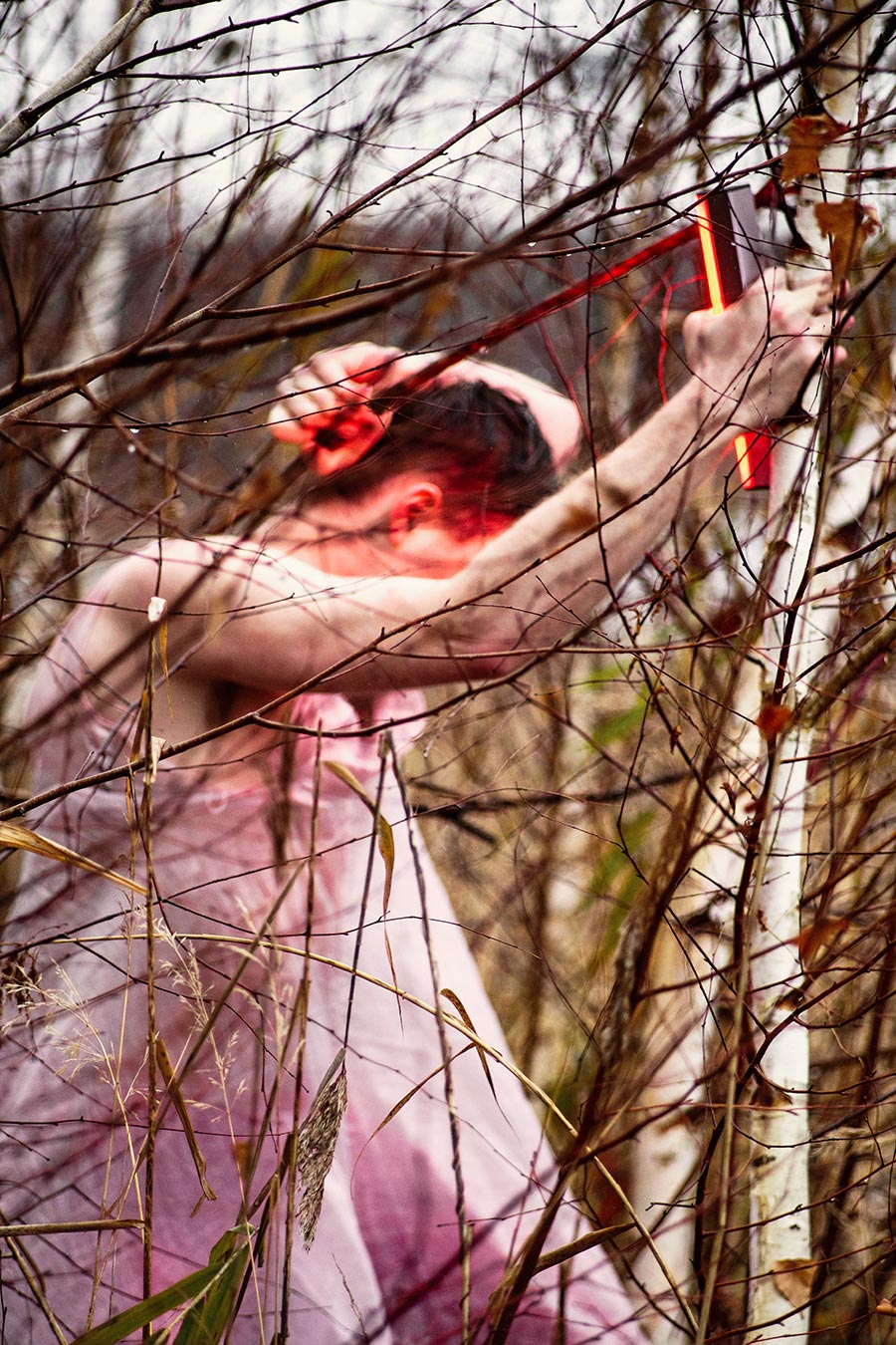 angst-rosakleid-mann-fotokunst