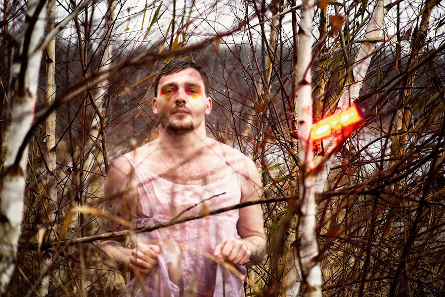 angst-rosakleid-mann-fotokunst