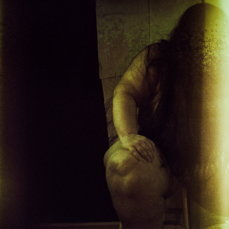 Körperstudie in Aktfotografie von Antje Kröger über Gewicht und Präsenz
