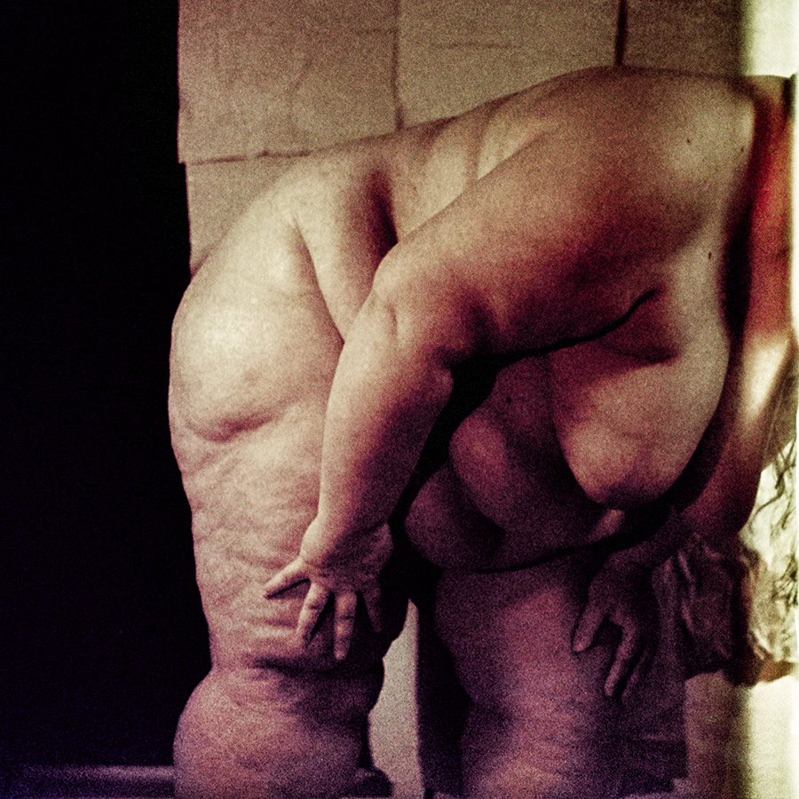 Zeitgenössische Aktfotografie von Antje Kröger: Körper als massive Form im Raum