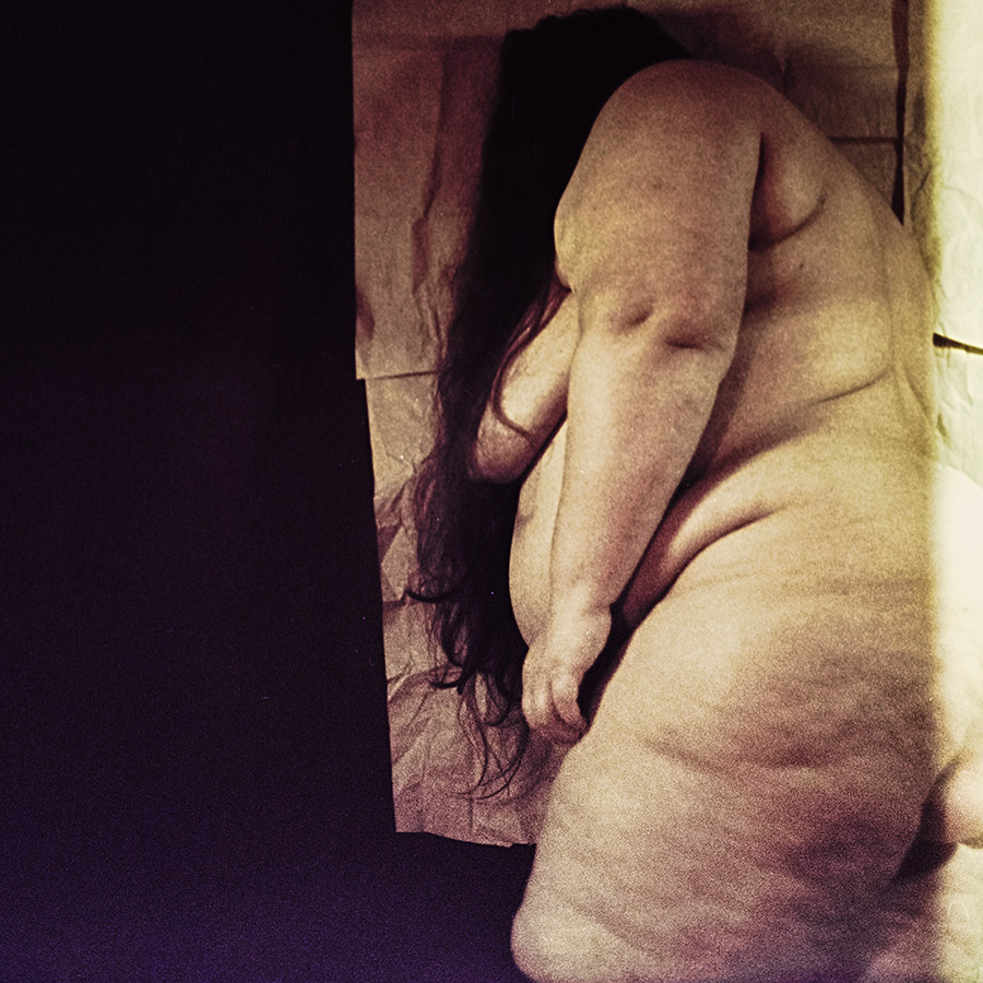Intimer weiblicher Akt, analoge Kunstfotografie von Antje Kröger

