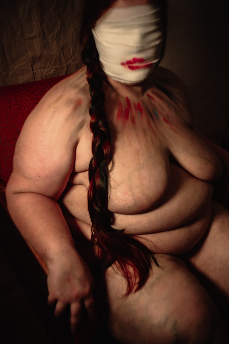 Zeitgenössische Aktfotografie: nackter Körper mit Augenverband, Fotokunst von Antje Kröger