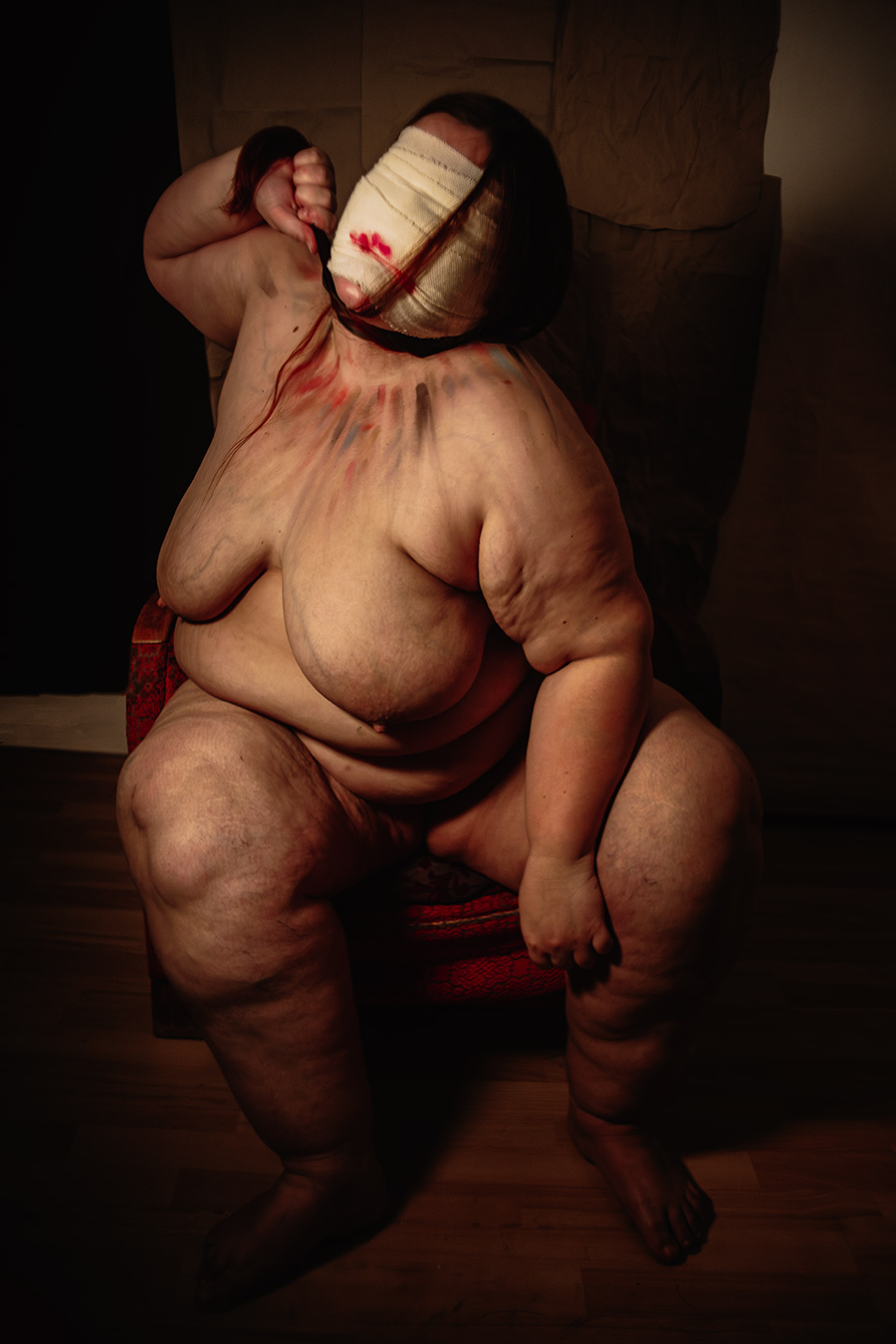 Zeitgenössische Aktfotografie: nackter Körper mit verbundenen Augen, Fotokunst von Antje Kröger