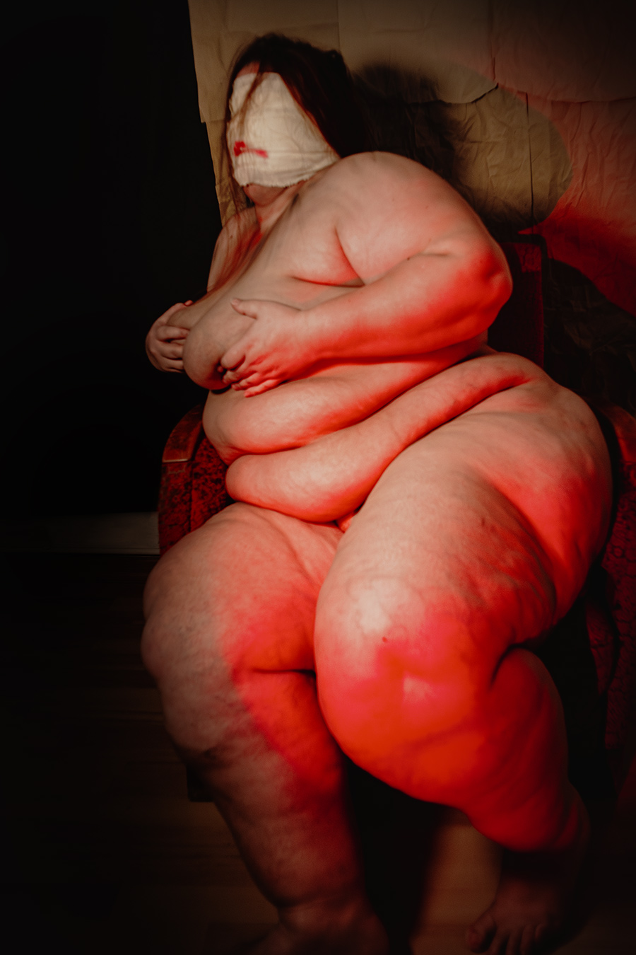 Künstlerischer Akt mit Zopf und Augenverband, Fotografie von Antje Kröger