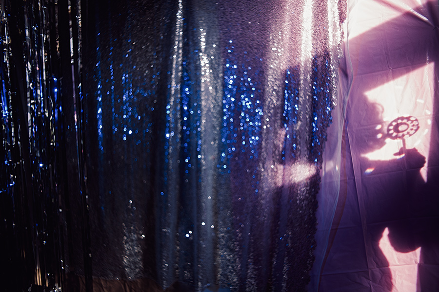 Experimentelles Lichtportrait mit Schattenfigur, fotografiert von Antje Kröger