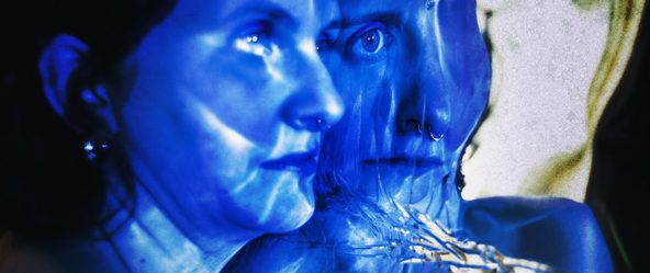 Zeitgenössisches Porträt in Blau – Antje Kröger Fotokunst