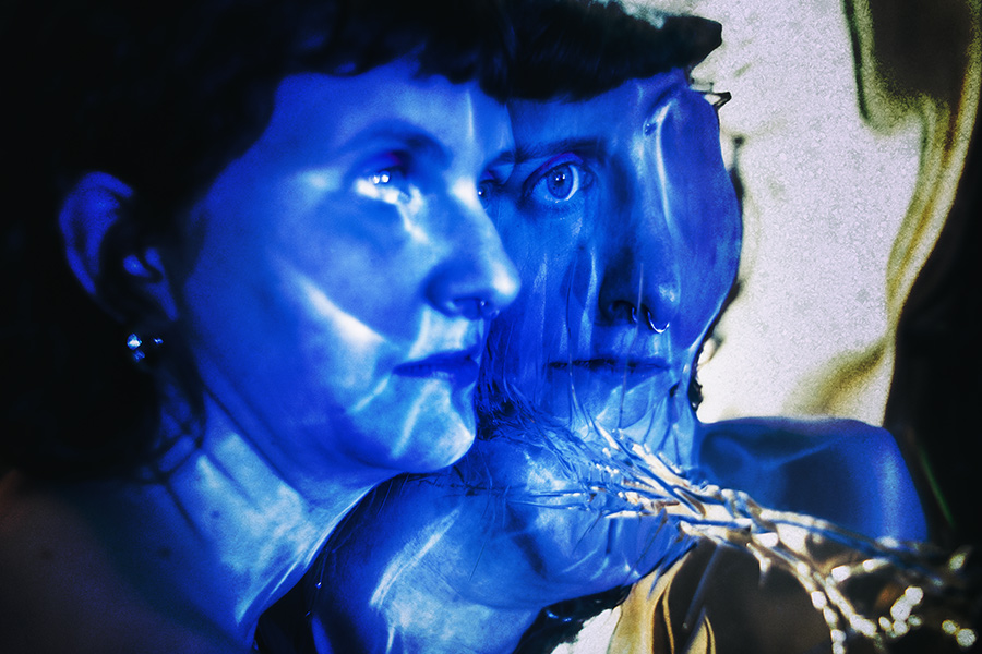 Zeitgenössisches Porträt in Blau – Antje Kröger Fotokunst