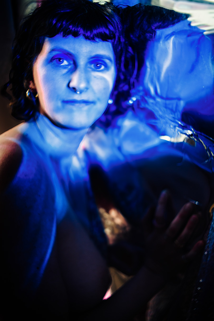 Künstlerisches Porträt in Blau mit Spiegelung von Antje Kröger