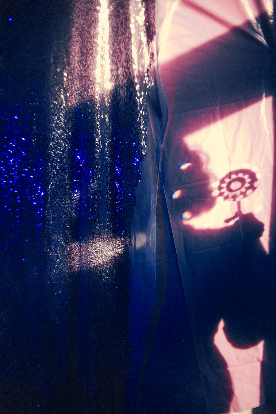 Blaues Glitzerlicht und Schattenspiel – Porträtkunst von Antje Kröger