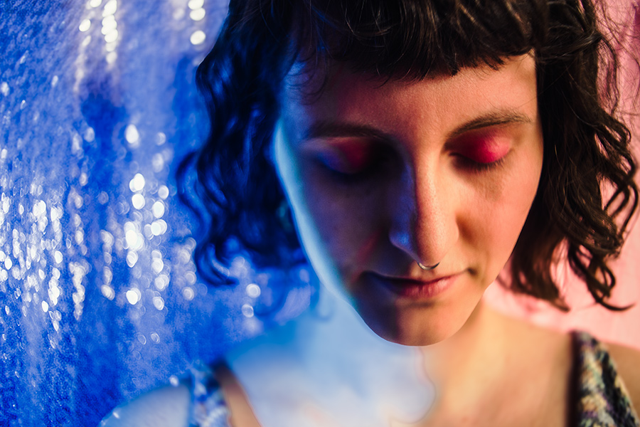 Blaues, abstrahiertes Porträt mit Spiegelungen von Fotografin Antje Kröger