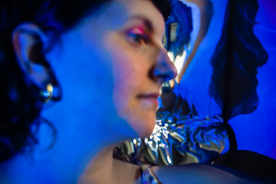 Blaues Doppelporträt mit Spiegelung – Fotokunst von Antje Kröger