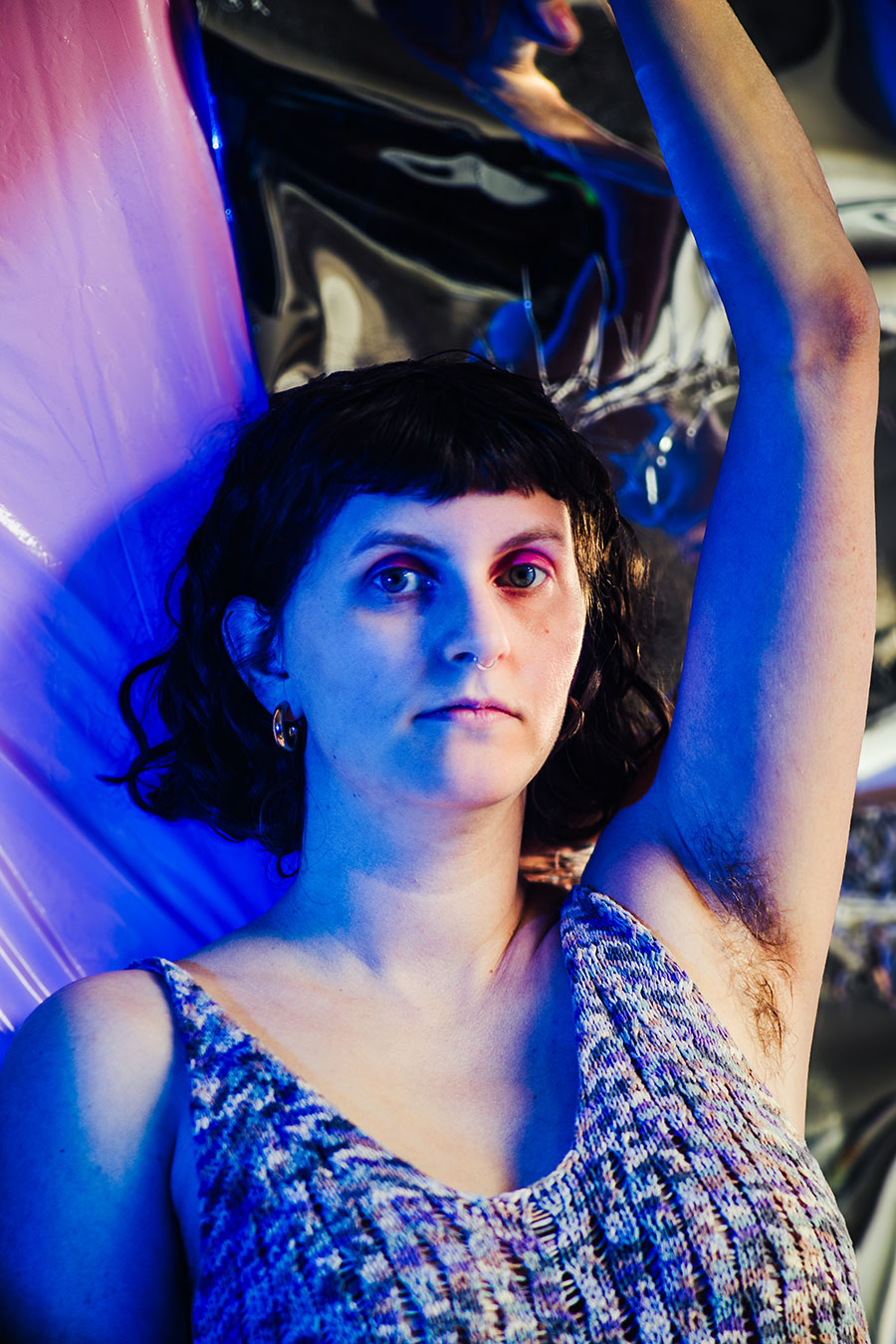 Intensives, blaues Porträt mit Glitzerdetails der Fotografin Antje Kröger