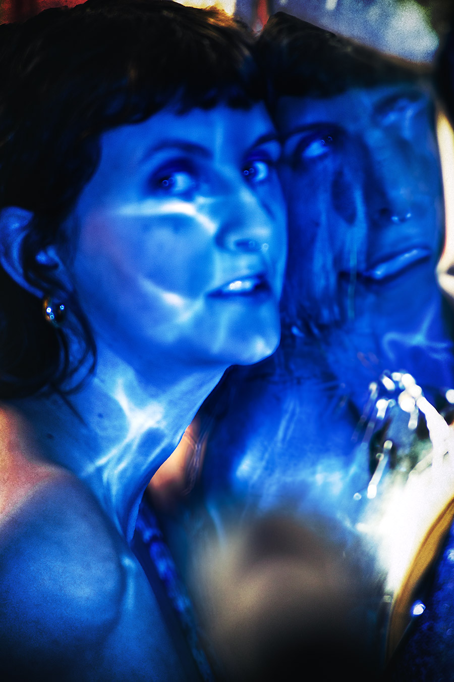 Blaues Kunstporträt mit Spiegelung von Porträtfotografin Antje Kröger