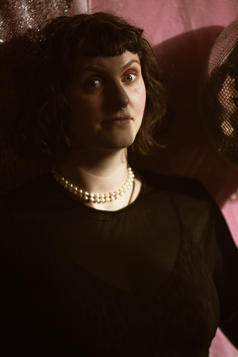 Künstlerisches Frauenporträt in warmem Licht, Antje Kröger