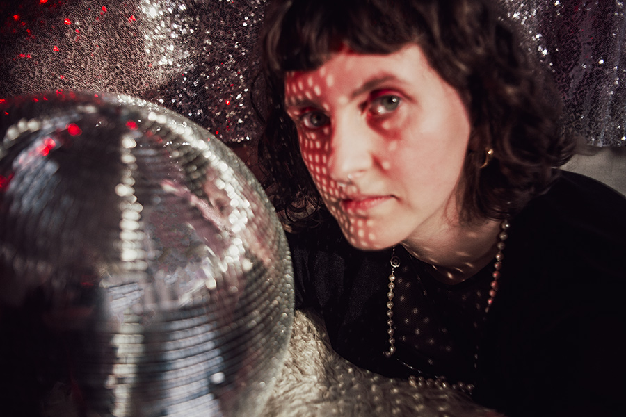 Atmosphärische Party-Porträtfotografie mit Discokugel von Antje Kröger