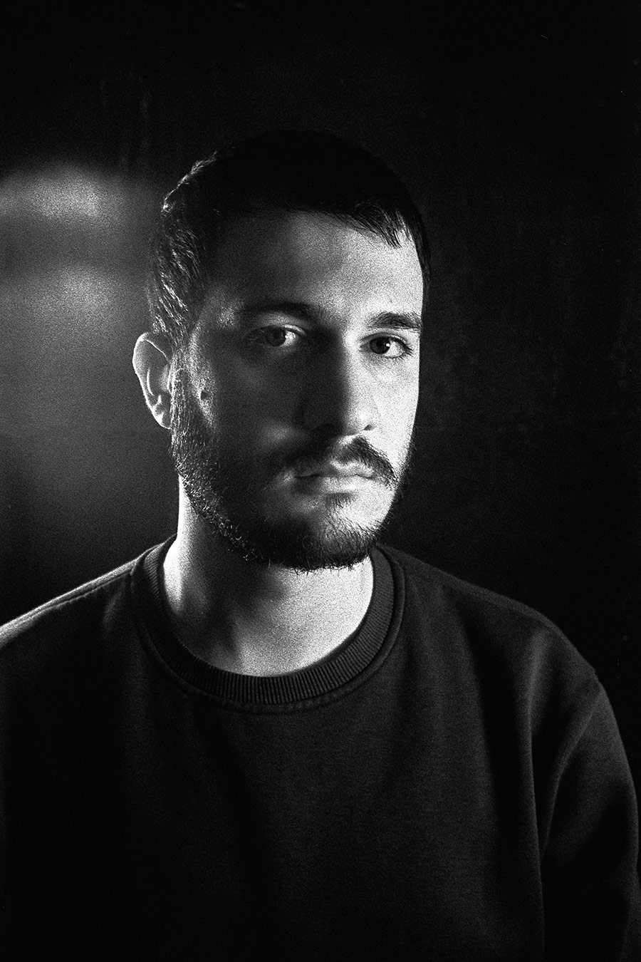 Schwarzweiß-Porträt eines Mannes mit Bart, fotografiert von Antje Kröger