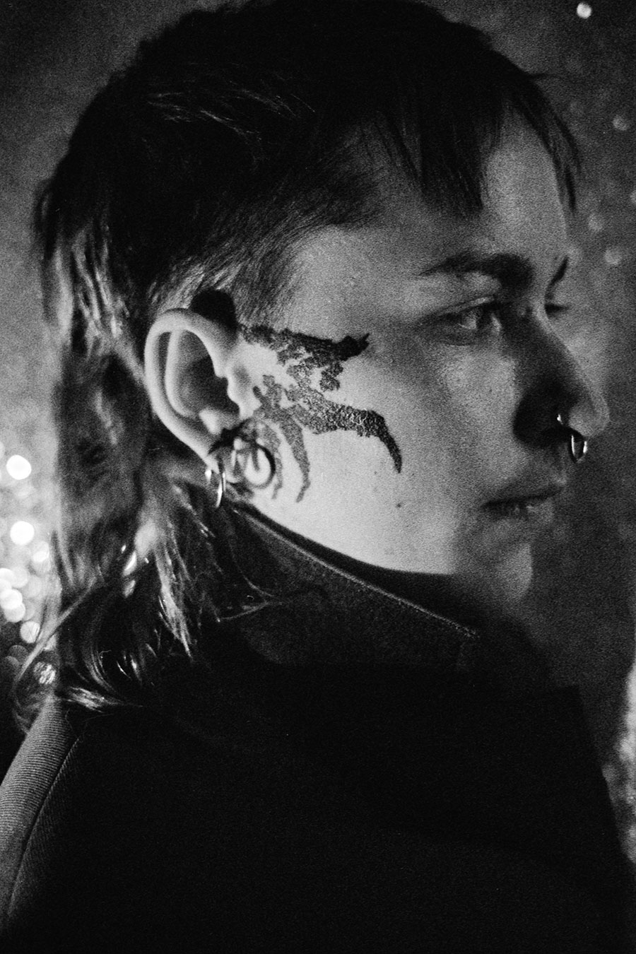 Analoges Schwarzweiß-Porträt im Profil, fotografiert von Antje Kröger