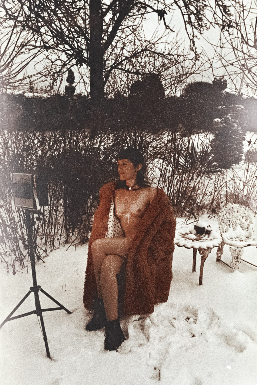 Sepia-Fotografie, Frau im Schnee mit Mantel, Winter-Porträt, Kunstfotografie