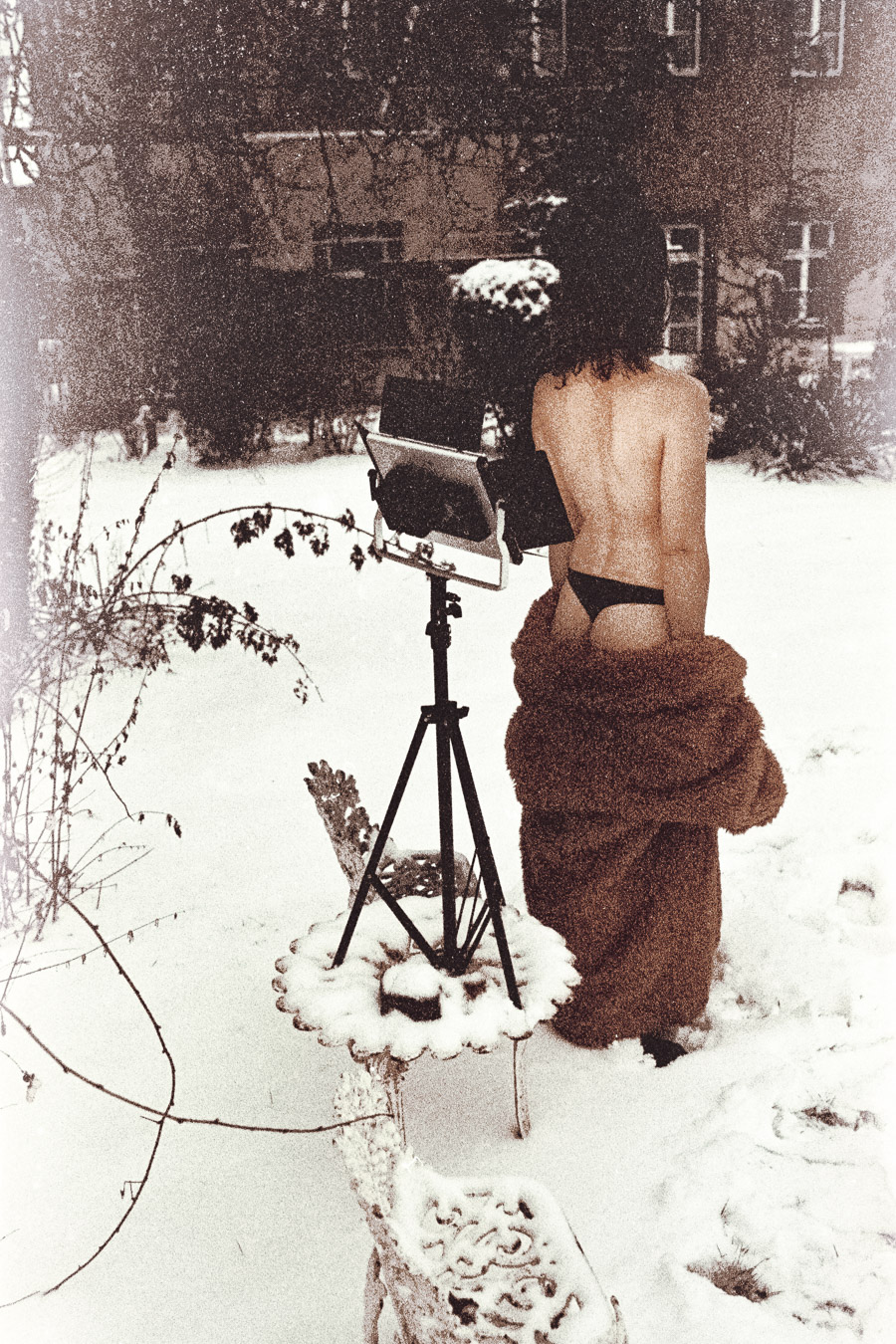 Sepia-Fotografie, Frau mit Licht im Schnee, Rückenansicht, Kunstfotografie